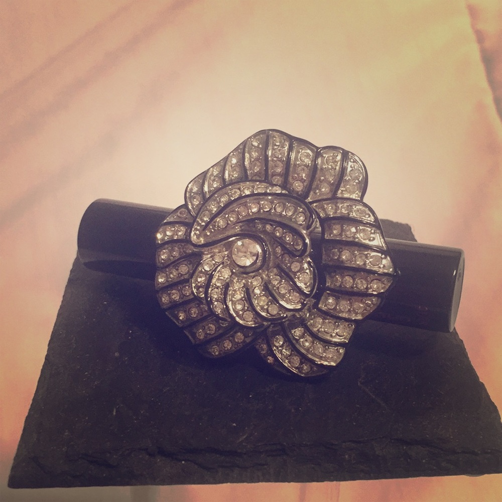 Black and white flower ring